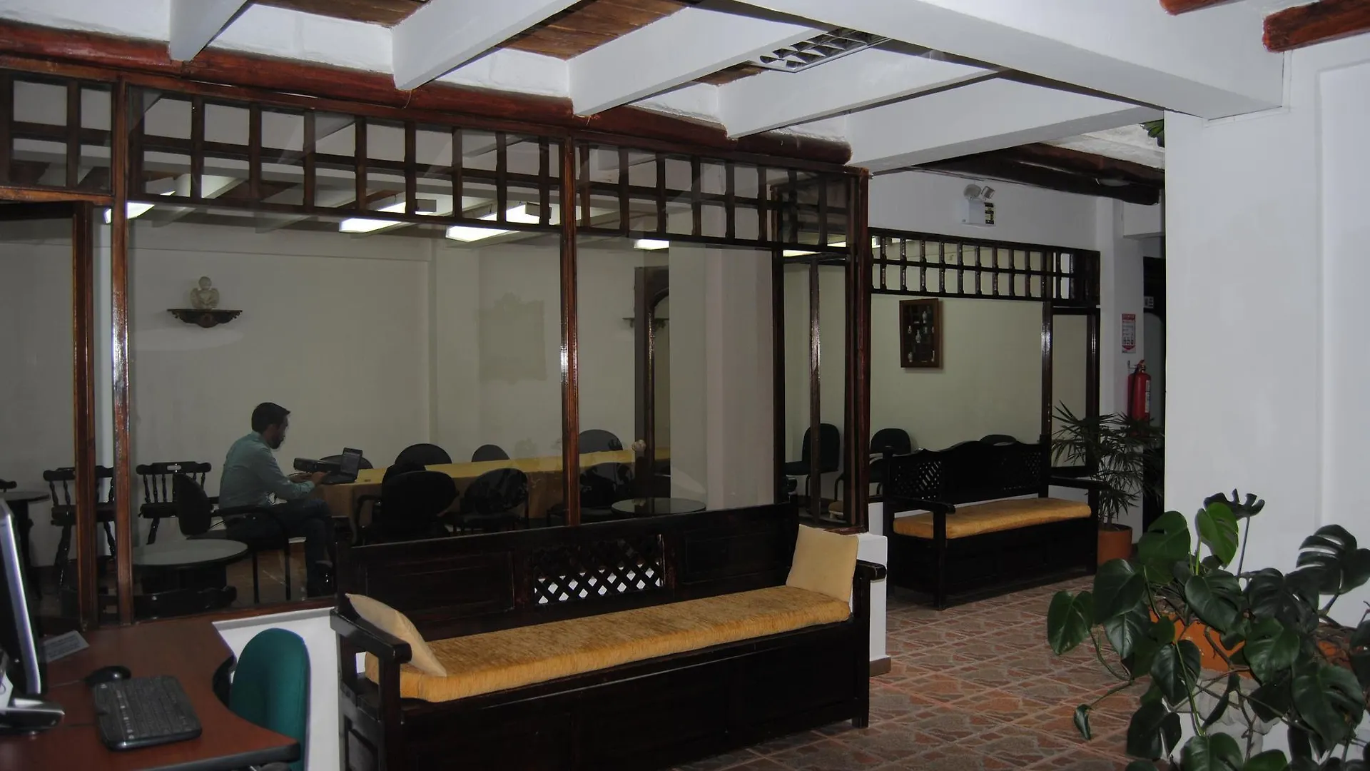 Hotel Fuente De Piedra II Quito 3*,
