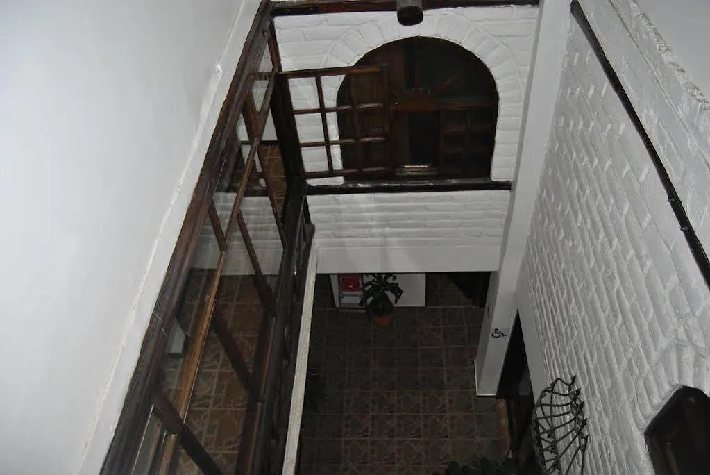 Hotel Fuente De Piedra II Quito 3*,