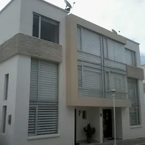 Near Airport And ** 基多