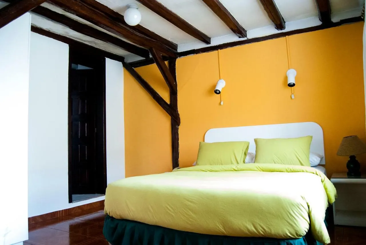 Hotel Fuente De Piedra II Quito 3*,